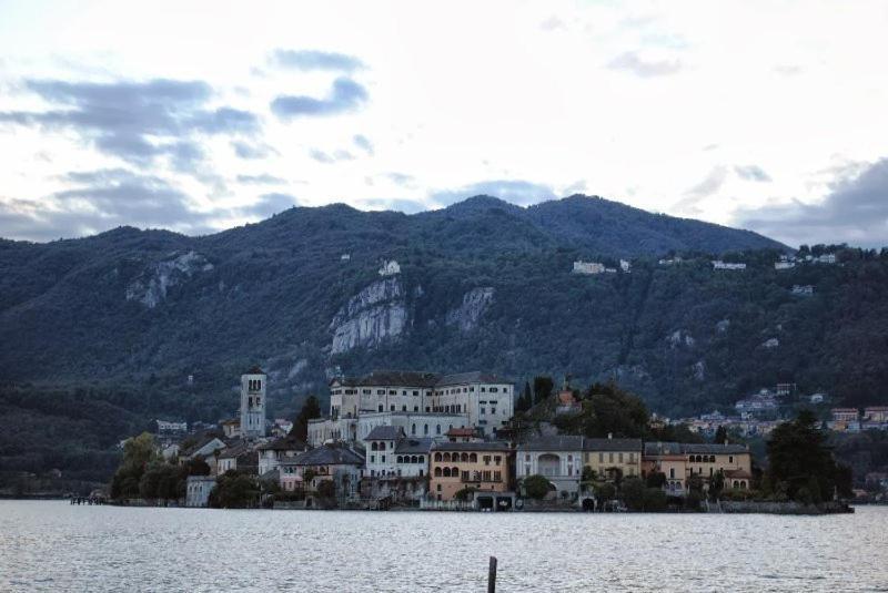 Appartamenti Vacanze E Camere Roccetta Fiorita Pettenasco Exterior foto